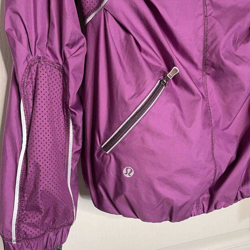 Lululemon Inspire Run Woman's Sz 2 Hooded Running Jacket Dewberry Hand Warmers - Picture 7 of 12